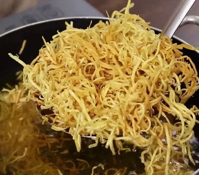 Khoai lang thái sợi nhỏ, được chiên ngập dầu, ăn giòn tan cho phở chua Lạng Sơn bắt mắt