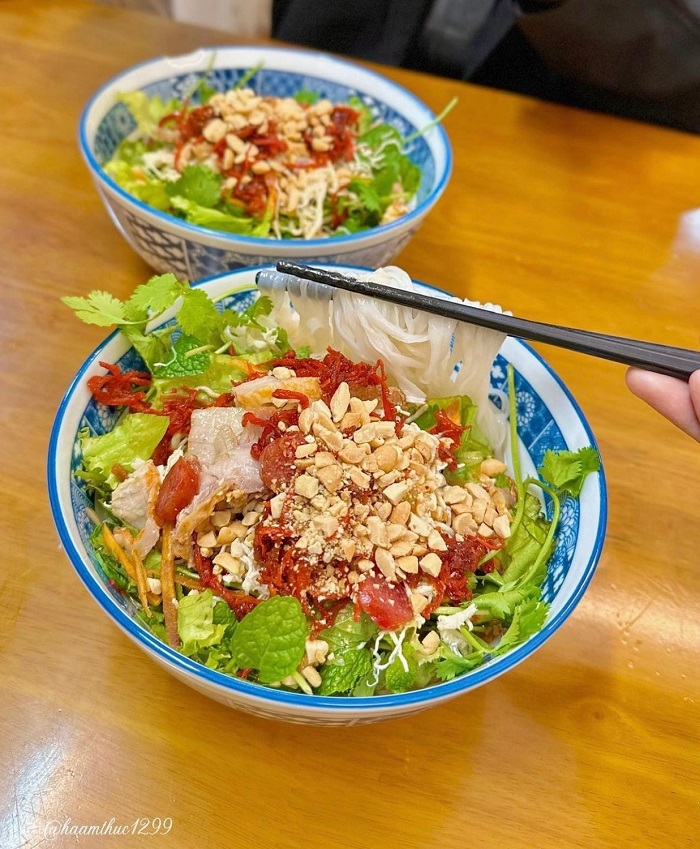 Phở chua Lạng Sơn là sự hòa quyện giữa vị chua ngọt của nước dùng và vị đậm đà của các loại nguyên liệu