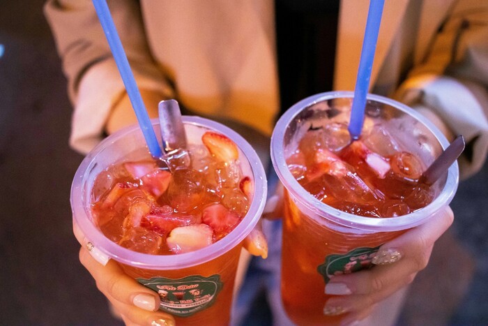 thức uống giải nhiệt mùa hè ở TP HCM trà dâu chua ngọt hấp dẫn