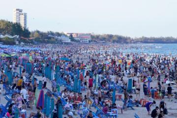Vũng Tàu là điểm tránh nóng dịp hè hàng đầu của khách Việt