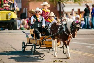 Hè này lên chuyến xe chữa lành đến 7 thị trấn nhỏ thú vị nhất Alaska