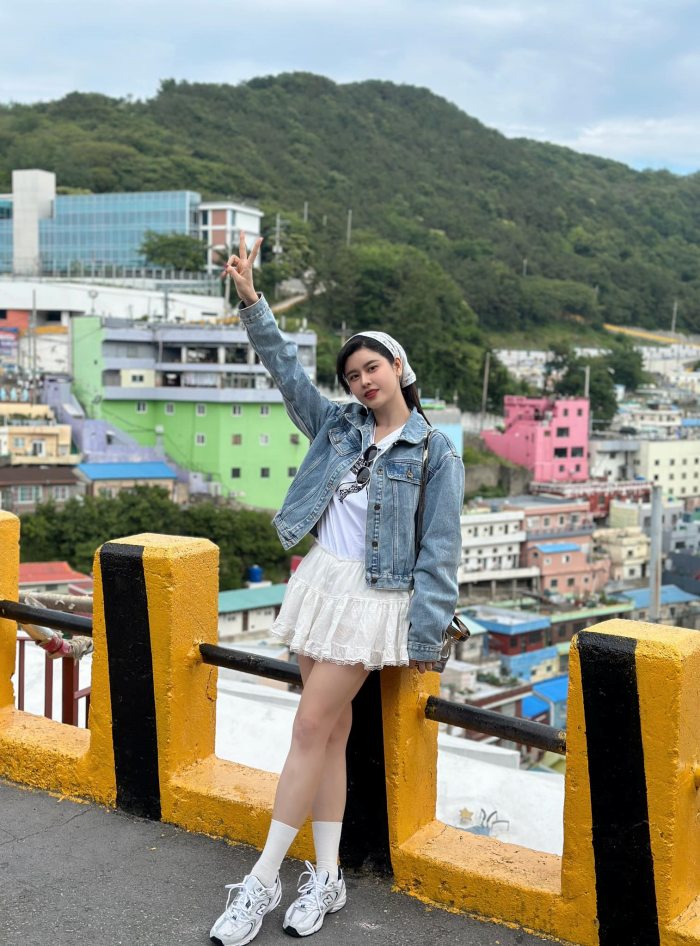 Trương Quỳnh Anh du lịch làng Gamcheon Trương Quỳnh Anh du lịch làng Gamcheon