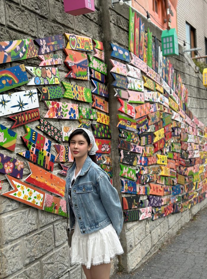 Trương Quỳnh Anh du lịch làng Gamcheon Trương Quỳnh Anh du lịch làng Gamcheon