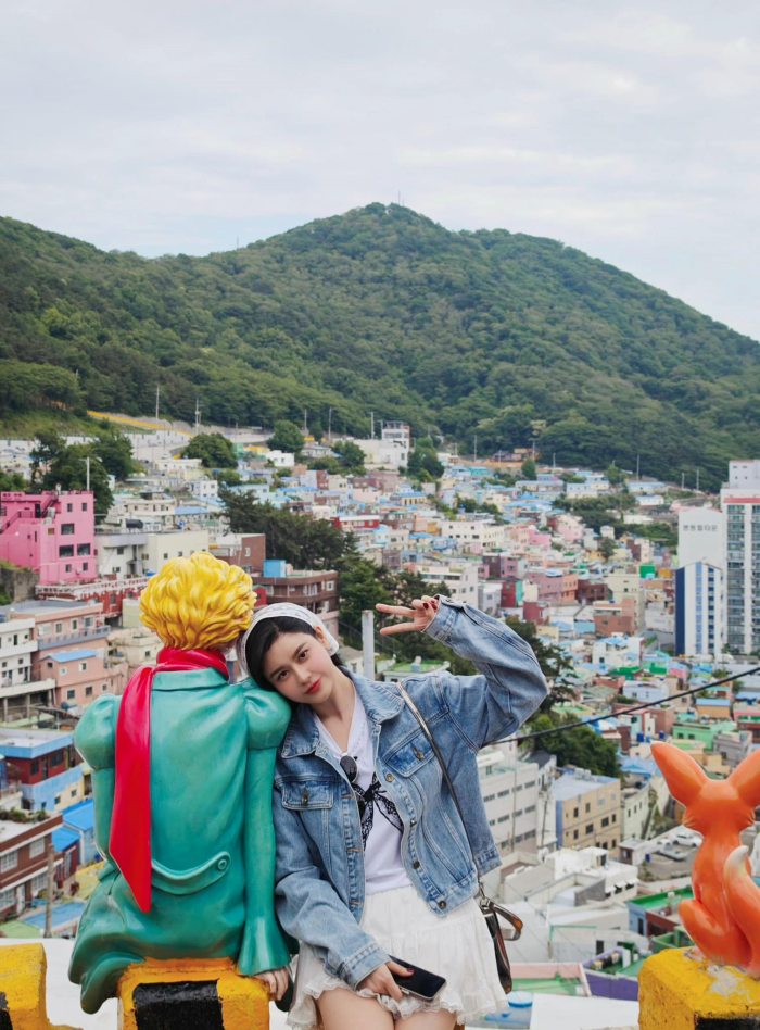 Trương Quỳnh Anh du lịch làng Gamcheon Trương Quỳnh Anh du lịch làng Gamcheon