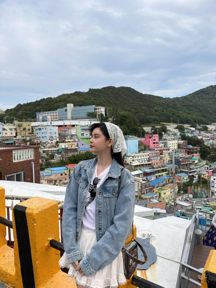 Trương Quỳnh Anh du lịch làng Gamcheon Trương Quỳnh Anh du lịch làng Gamcheon