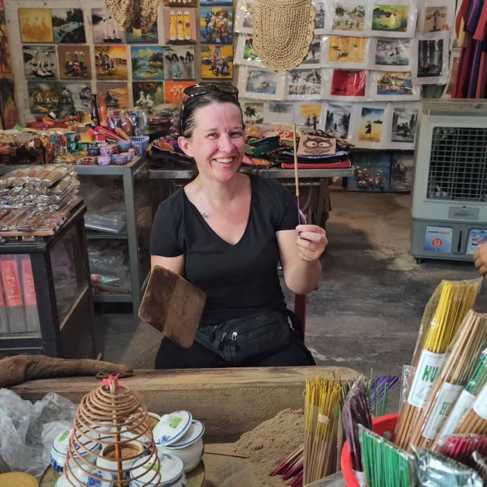 làm hương ở làng hương Thuỷ Xuân Huế 