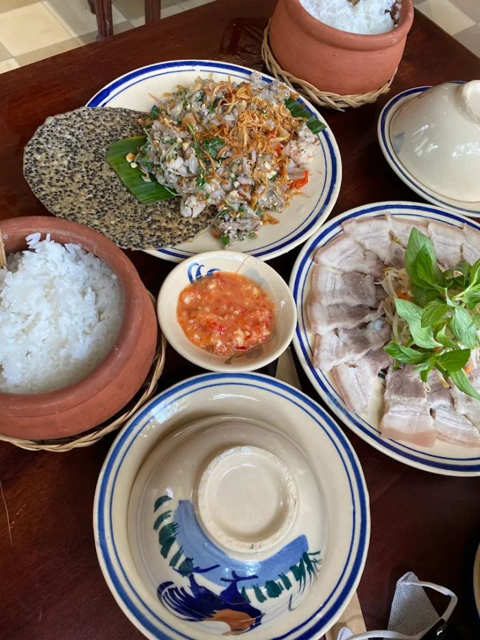 tiệm cơm ngon ở Huế Bánh Gánh  