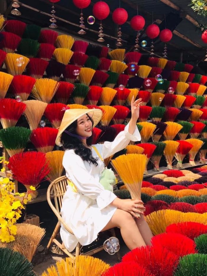 sống ảo ở làng hương Thuỷ Xuân Huế 