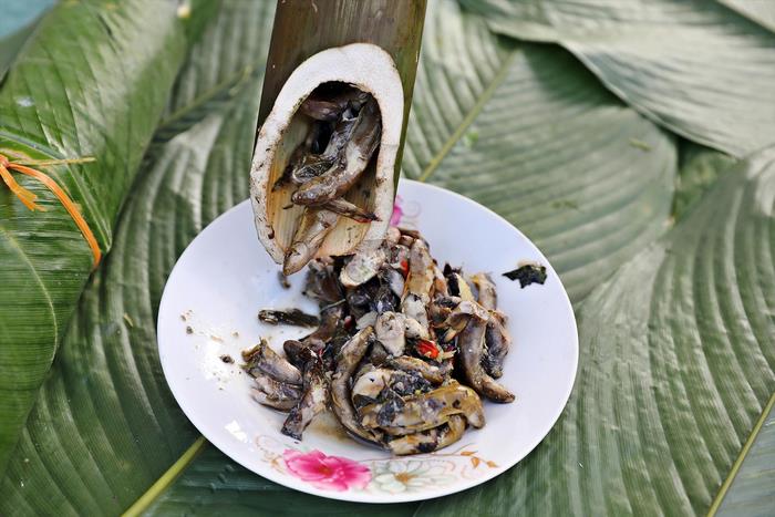 Cá suối nướng ống tre là đặc sản nên thử khi đến Khu di tích quốc gia Tân Trào.