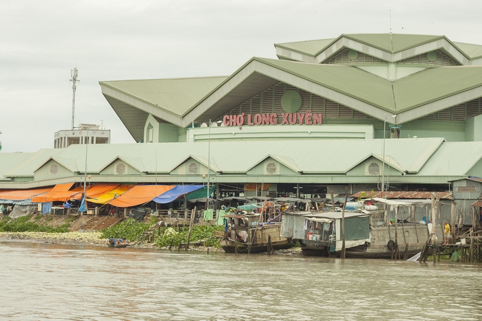 Chợ Long Xuyên là điểm đến gần Khu lưu niệm Chủ tịch Tôn Đức Thắng mà nhiều người ghé qua.