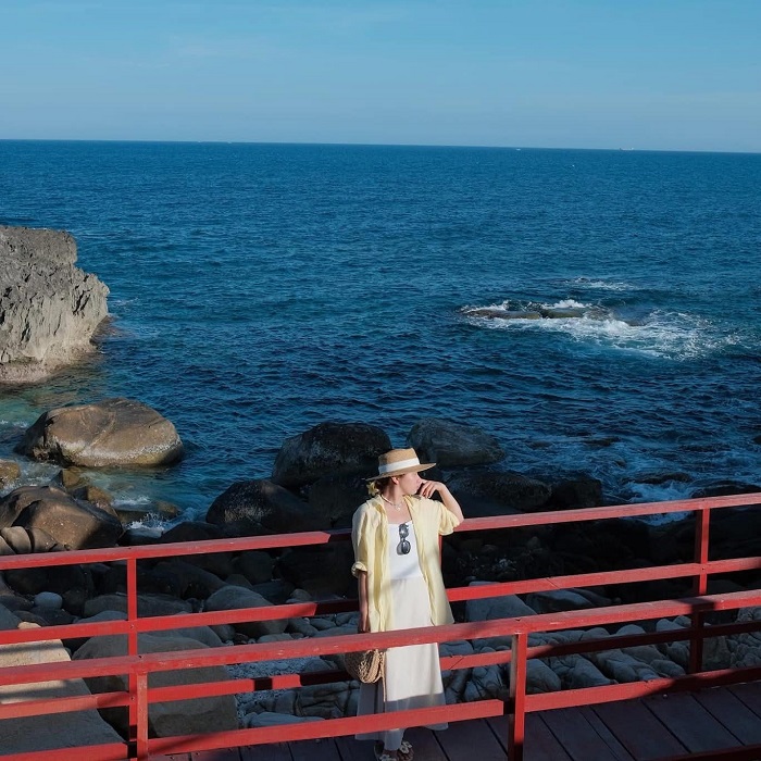 Vịnh Vĩnh Hy có rất nhiều góc lên ảnh đẹp, là điểm du lịch mùa hè ở Việt Nam