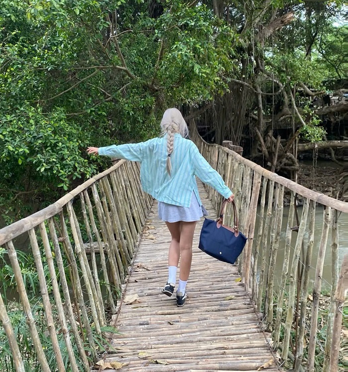 Cây cầu treo bắc qua sông tạo nên khung cảnh rất thơ khi Du lịch Buôn Đôn Tây Nguyên