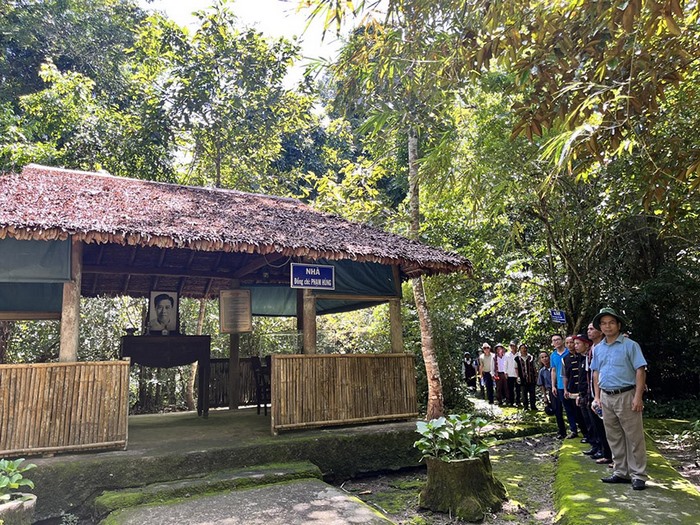  Các căn nhà tre nứa lợp lá trung quân là nơi các lãnh đạo, cán bộ chiến sĩ làm việc họp bàn chiến lược.