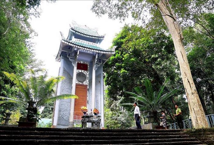 Khu vực tưởng niệm trong&nbsp;Khu di tích Căn cứ Trung ương Cục miền Nam là nơi linh thiêng để tưởng nhớ đến các chiến sĩ đã hy sinh cuộc đời mình cho sự nghiệp cách mạng. 