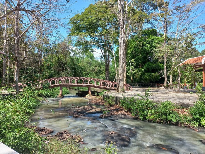 Khu di tích nằm trong khu rừng nguyên sinh Rùm Đuôn – Chàng Riệc.