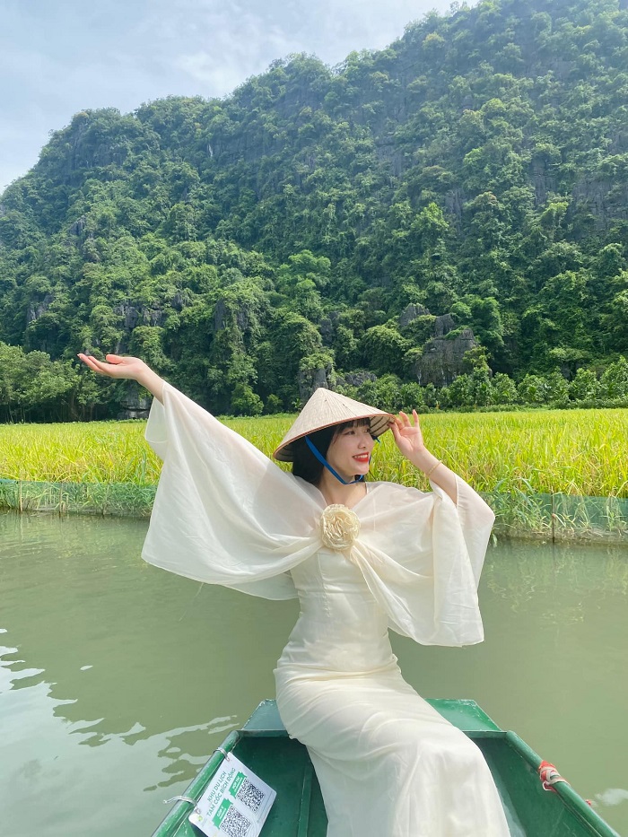 Kinh nghiệm du lịch Tam Cốc Bích Động ngồi thuyền chính là cách lý tưởng để khám phá Tam Cốc