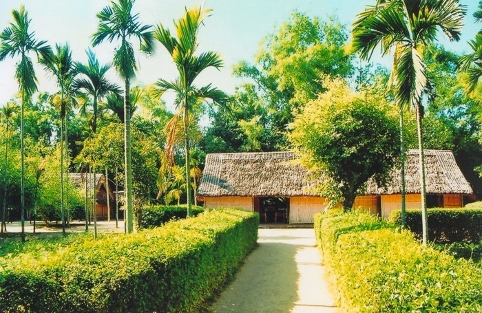 Cách làng Sen khoảng 1km là làng Hoàng Trù, là quê ngoại của Bác Hồ.