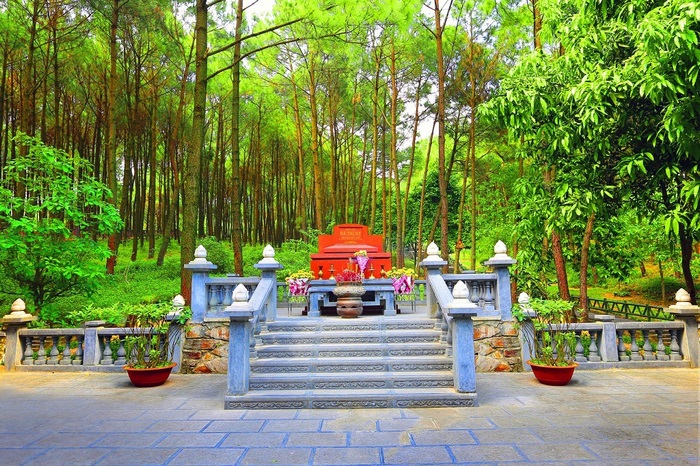 Nơi an nghỉ của bà Hoàng Thị Loan, mẹ của Bác nằm trên núi Đại Huệ.