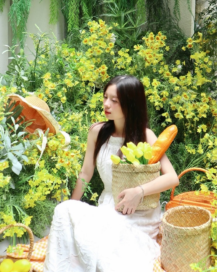 Quán cà phê vibe mùa hè ở Hà Nội trên đường Nguyễn Chí Thanh