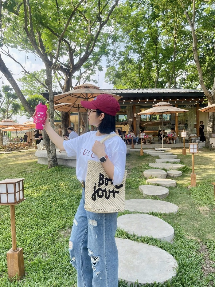 Không gian xanh mát rượi tại quán cà phê vibe mùa hè ở Hà Nội