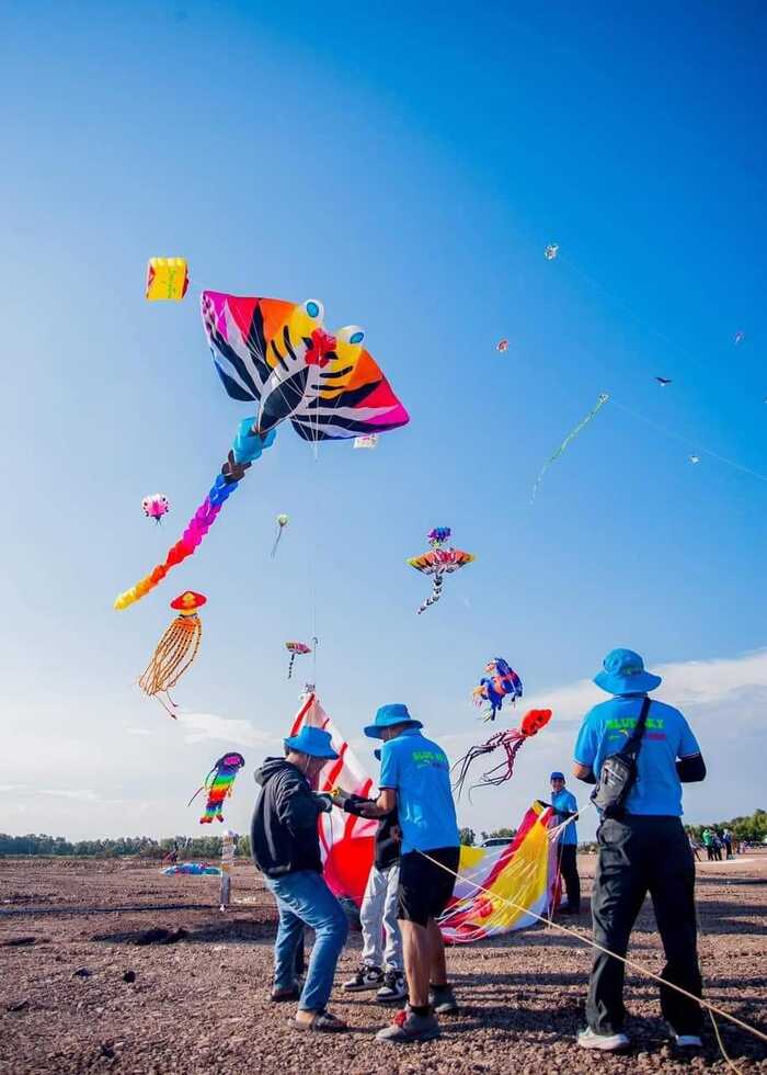 Ngắm thả diều ở Biển Rạch Bùn Tiền Giang