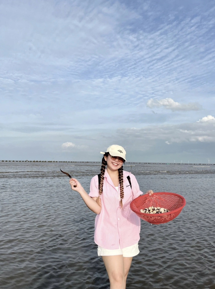 Cào nghêu ở Biển Rạch Bùn Tiền Giang