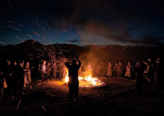 Tổ chức lửa trại trên sa mạc khi du lịch Nội Mông