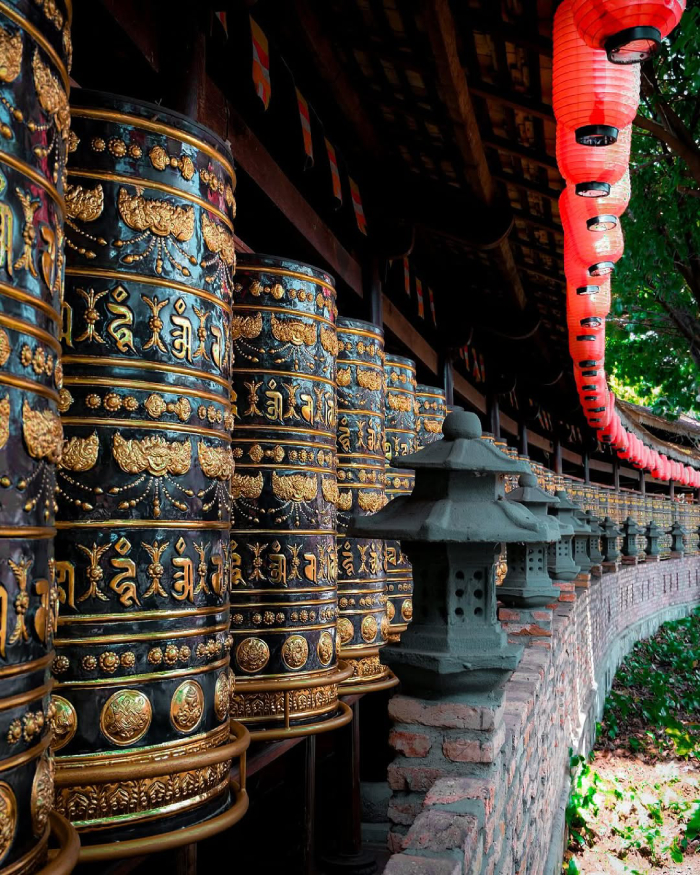 Những cột gỗ sừng sững tráng lệ