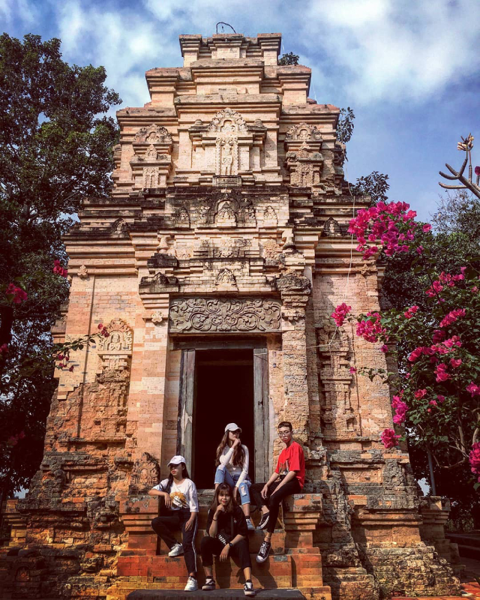 Tháp cổ cổ kính thiêng liêng bao đời