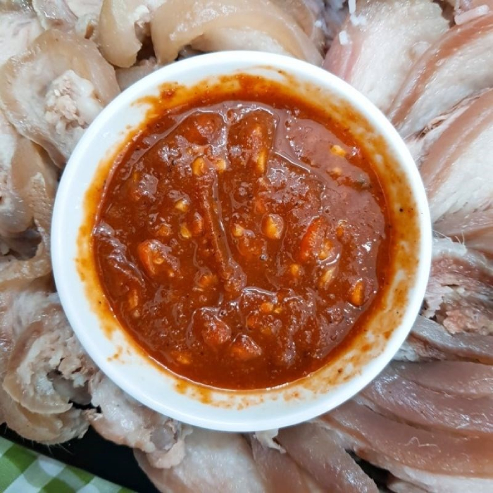 Mắm chua hấp dẫn nhất khi ăn cùng thịt luộc. Ảnh: Internet