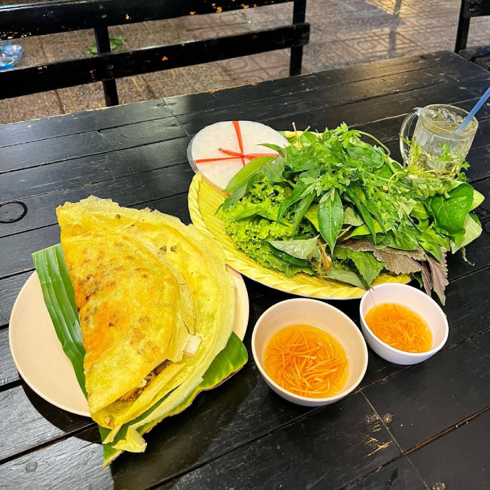 Bánh xèo ăn cùng rau rừng dân giã càng thêm ngon miệng