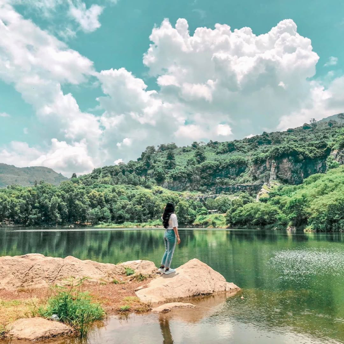 Núi non và biển hồ hòa làm 1 tạo thành 1 bức tranh thiên nhiên yên bình