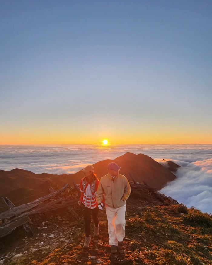 Biển mây trong ánh mặt trời sáng sớm