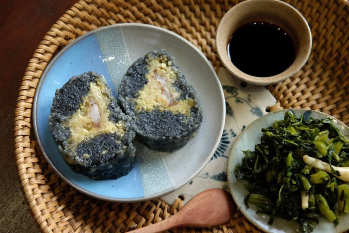 Bánh chưng còn phần vỏ đen thú vị