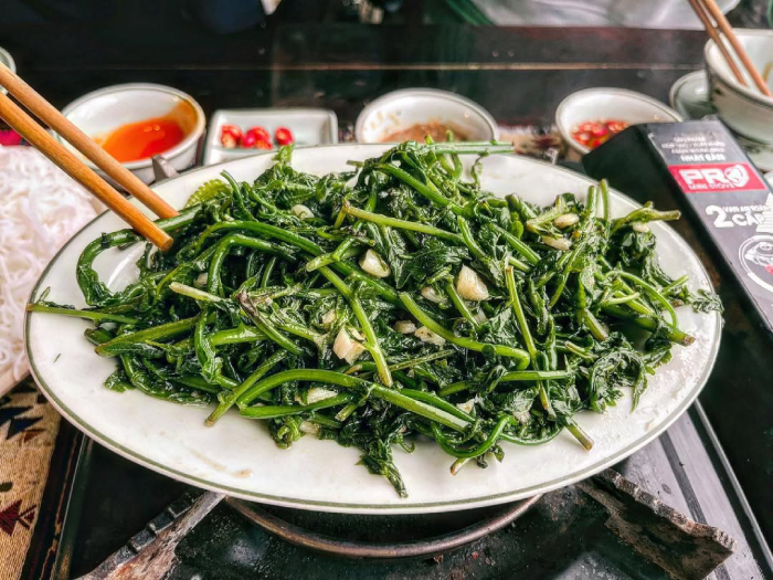 Món rau dớn rừng xào tỏi rất được yêu thích trong mâm cơm vùng cao