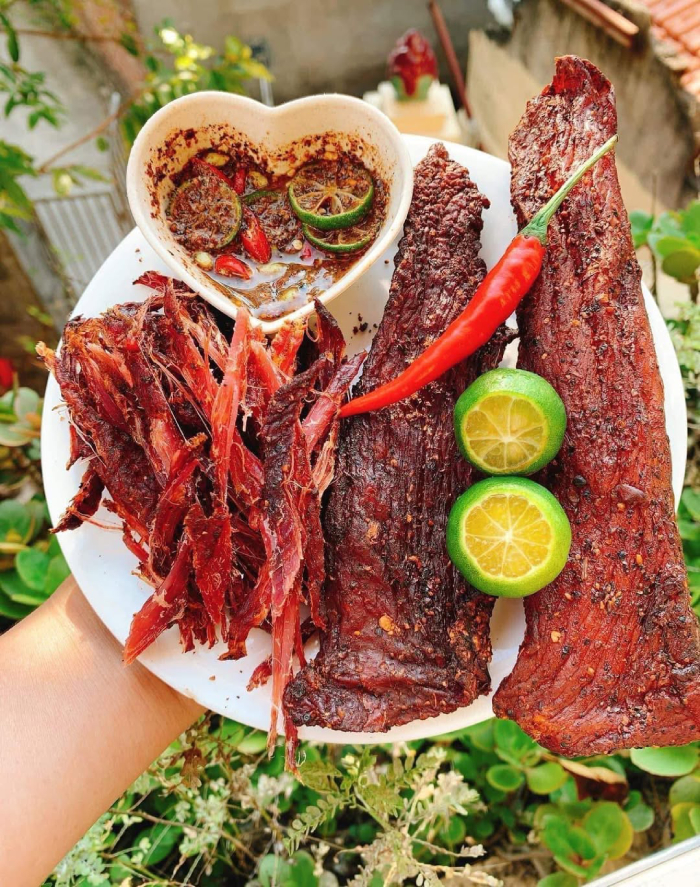 Thịt trâu gác bếp chấm chẩm chéo là món ăn hấp dẫn nhất khi lên vùng cao