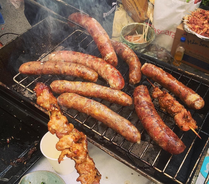 Lạp xưởng Yên Bái được làm từ thịt lợn bản và các gia vị chỉ có ở núi rừng