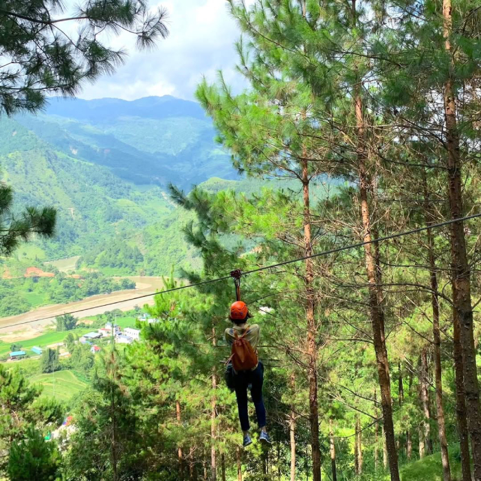 Tuyến đường trên không cho du khách trải nghiệm cảm giác lướt đi giữa núi non