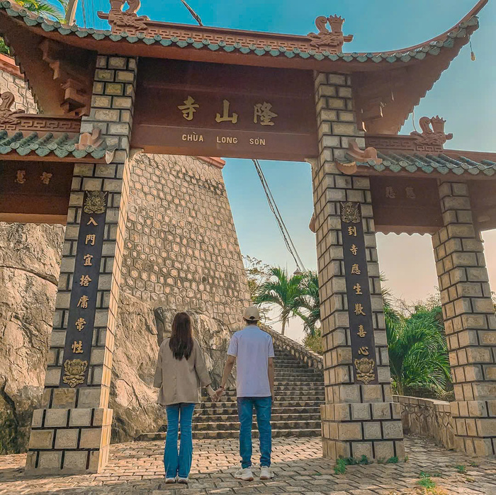 Tham quan các ngôi chùa thiêng ở Châu Đốc An Giang - Chùa Long Sơn