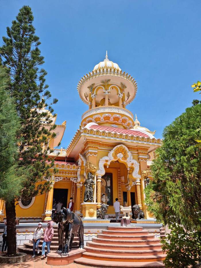 Tham quan các ngôi chùa thiêng ở Châu Đốc An Giang - Chùa Tây An