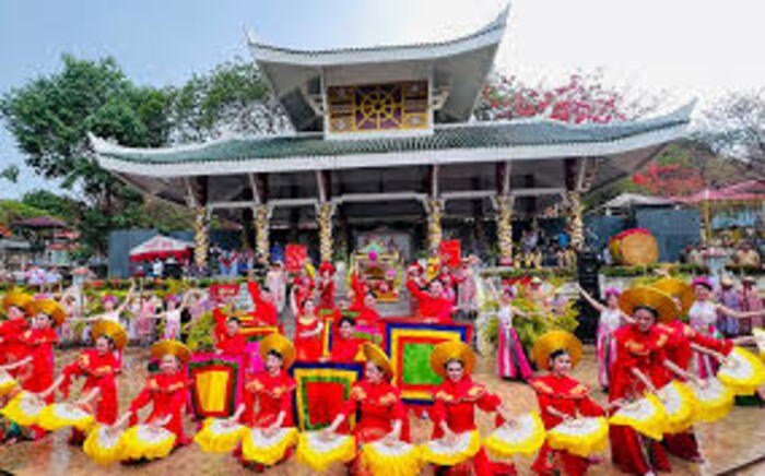 Tham quan các ngôi chùa thiêng ở Châu Đốc An Giang - Miếu Bà Chúa Xứ núi Sam