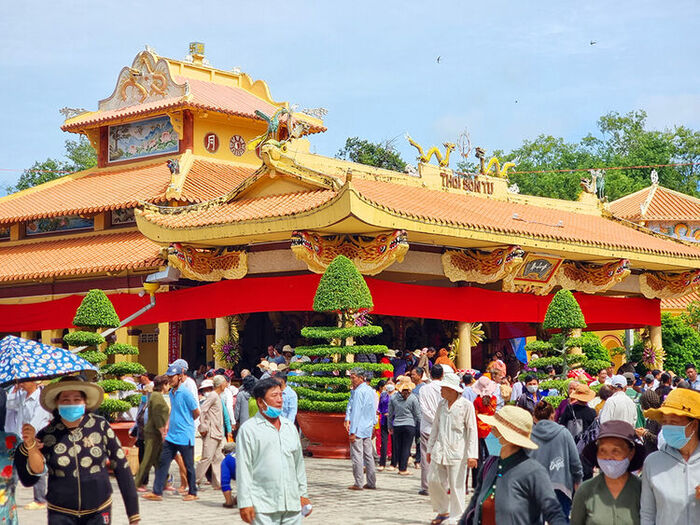 Tham quan các ngôi chùa thiêng ở Châu Đốc An Giang - Chùa Tây An