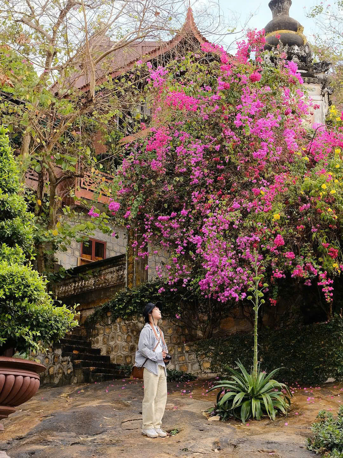 Tham quan các ngôi chùa thiêng ở Châu Đốc An Giang - Chùa Hang