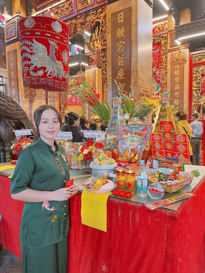 Tham quan các ngôi chùa thiêng ở Châu Đốc An Giang - Miếu Bà Chúa Xứ núi Sam