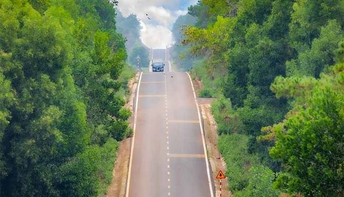 Con đường dốc đứng ở Gia Lai thuộc xã Ia Pếch, huyện Ia Grai. 