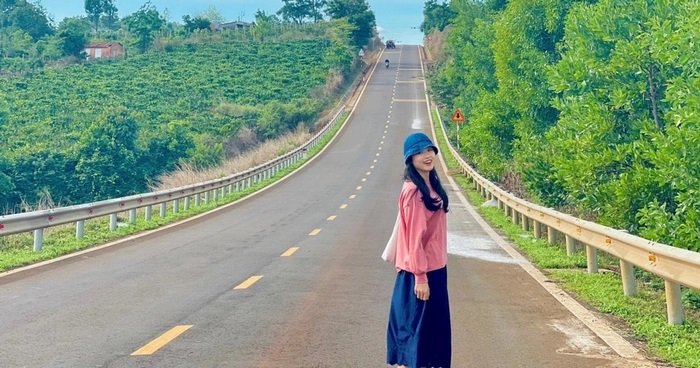 Con đường như kéo dài bất tận giữa núi rừng Tây Nguyên. 