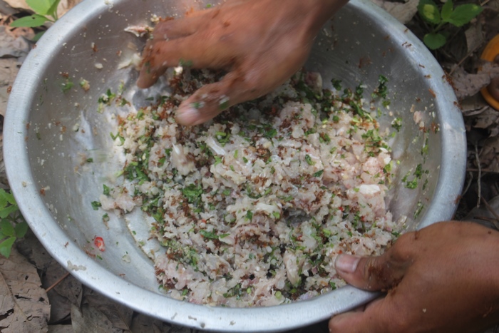 Các nguyên liệu của món gỏi kiến vàng được trộn với nhau tạo nên bản hoà ca dư vị đặc sắc. 