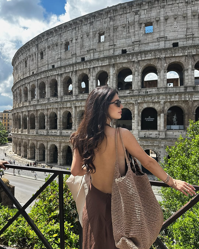 Mùa xuân (tháng 3 - tháng 5) tại đấu trường la mã cổ đại colosseum Châu Âu