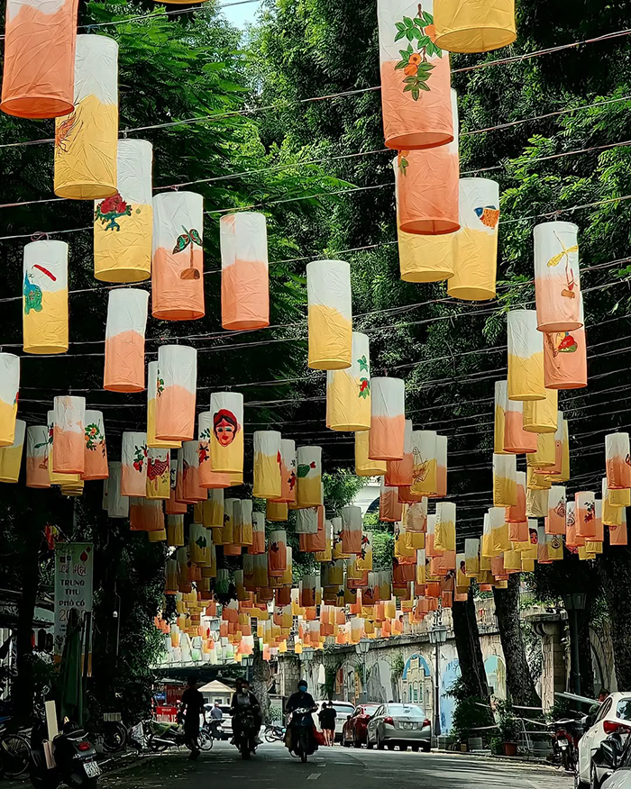 Chụp ảnh tại phố Phùng Hưng