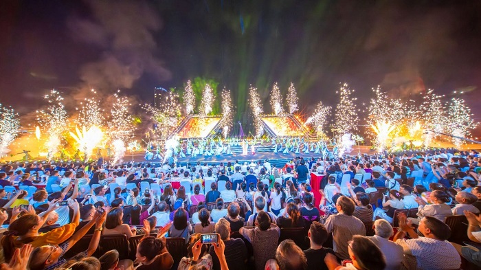 Bạn có thể xem tại sân khấu chính trên đường Trần Hưng Đạo - Điểm ngắm pháo hoa ở Đà Nẵng